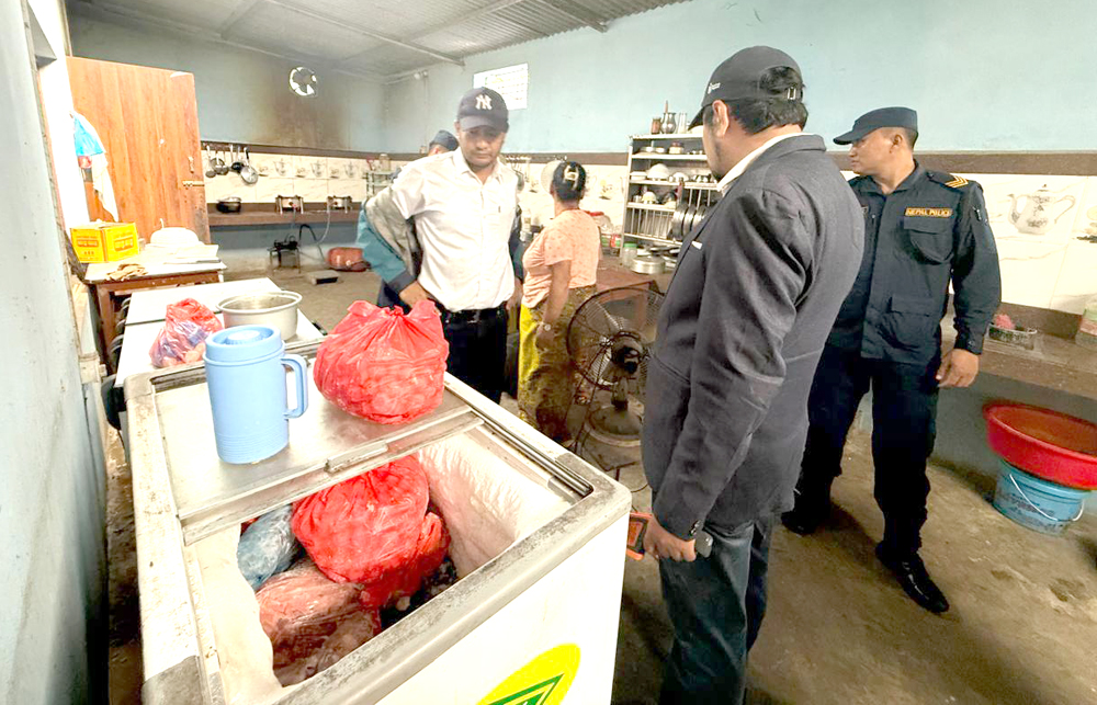 Photo of राजमार्गका होटलमा आकस्मिक अनुगमन, म्याद नाघेका खाद्य सामग्री नष्ट