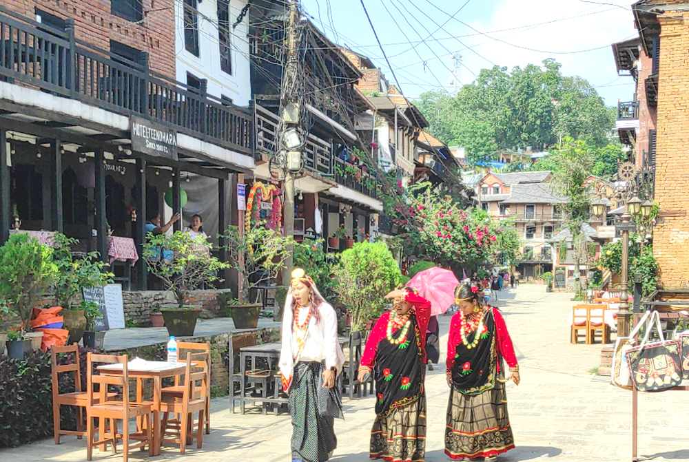 Photo of साँस्कृतिक भेषभूषामा पर्यटक