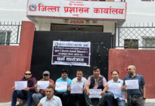 Photo of सरकारको निर्णय सच्याउन माग गर्दै प्रशासन कार्यालयमा धर्ना