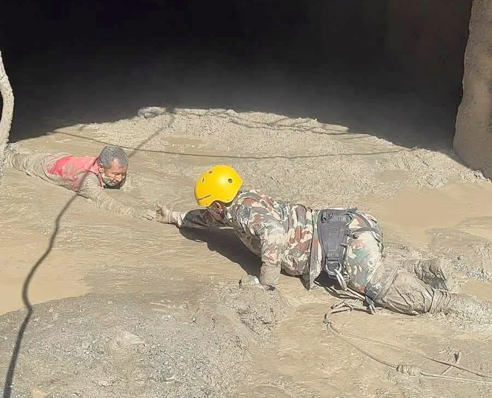 Photo of भोटेकोशी बाढीः खोज तथा उद्धारमा १३ हजार सुरक्षाकर्मी परिचालन, एक हजार ९७६ जनाको उद्धार
