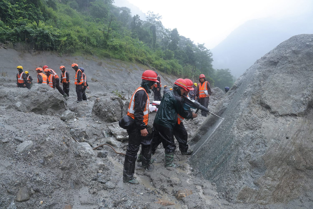 Photo of भोटेकोशी बाढीः सुरुङ इलाकामा खोज, उद्धार तीव्र