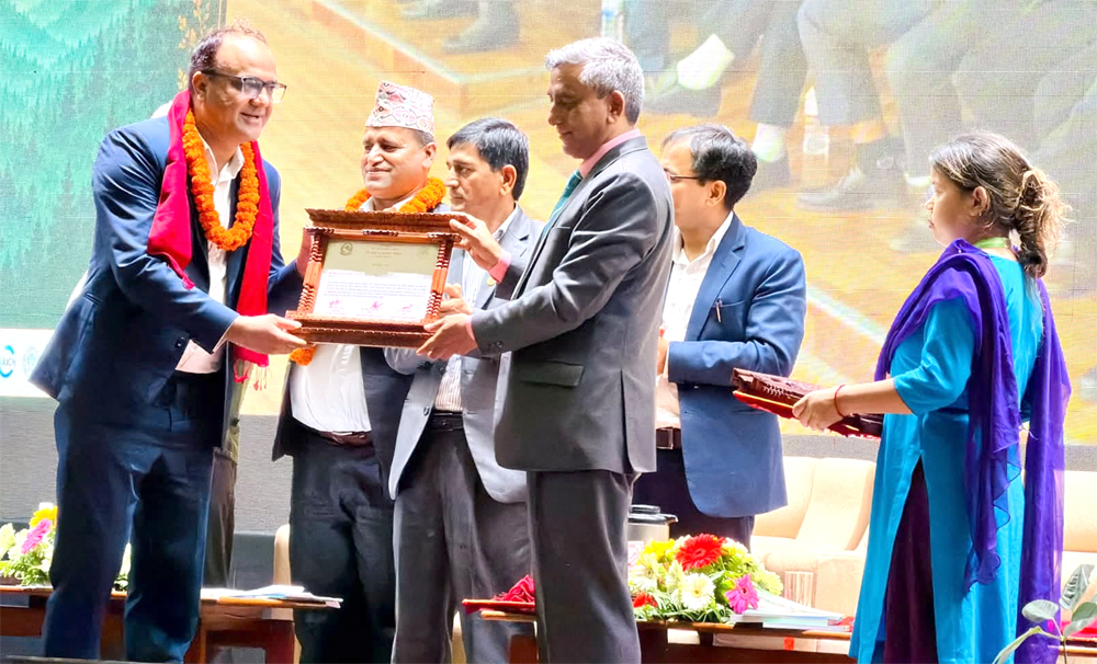 Photo of तनहुँका तीन वन समूह तथा वनधनी राष्ट्रिय पुरस्कारबाट सम्मानित