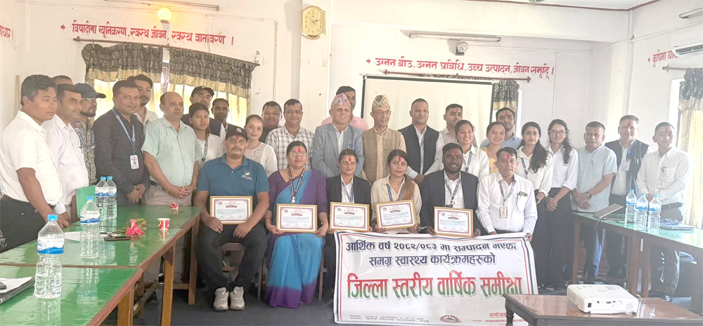 Photo of तनहुँका स्वास्थ्य कार्यक्रमको वार्षिक समीक्षा, थर्पु आधारभूत अस्पताल जिल्लामा उत्कृष्ट