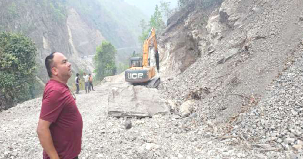 Photo of सडक विस्तारसंगै मर्मतमा जोड : एक वर्षमा ट्रयाक, ग्राभेल, कालोपत्र र ढलान, ११६ किलोमिटर सडक मर्मत