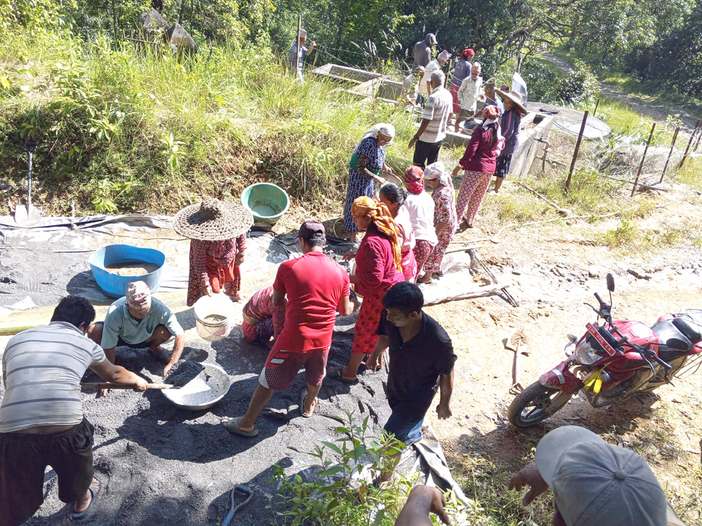 Photo of खानेपानीका लागि उपभोक्ताको श्रमदान