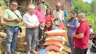 Photo of घिरिङमा घर भत्किएर विस्थापित परिवारलाई खाद्यान्न र लत्ताकपडा